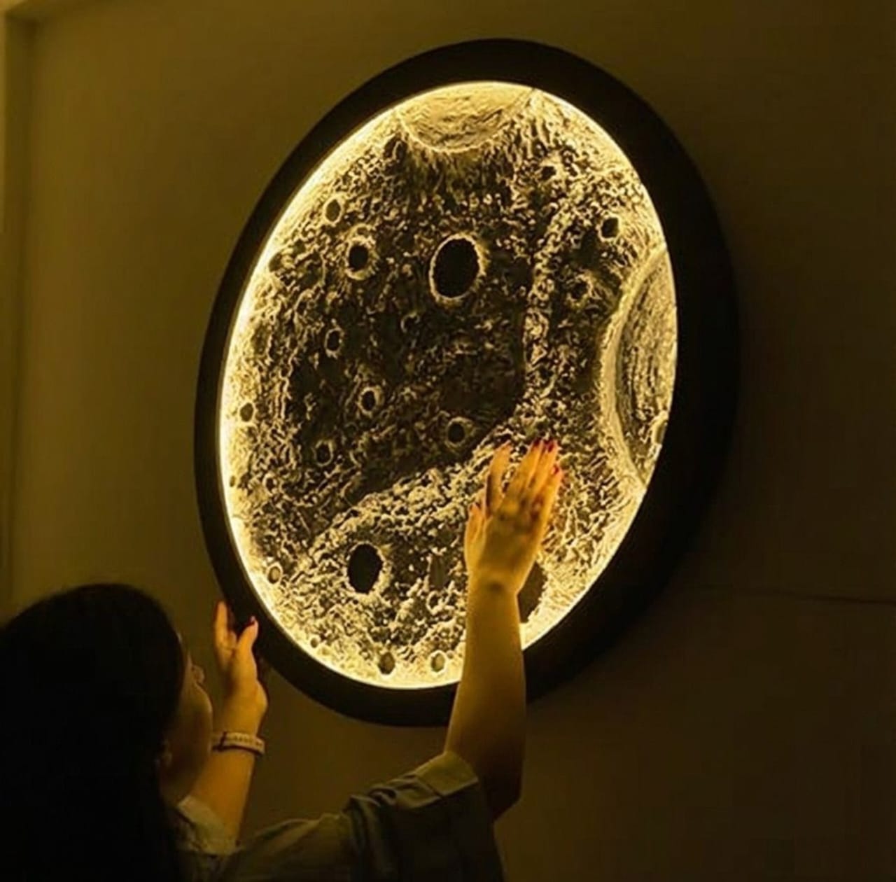 3D Moon LED Wall Light | Large Lunar Decorative Wall Lamp for Modern Home Déco